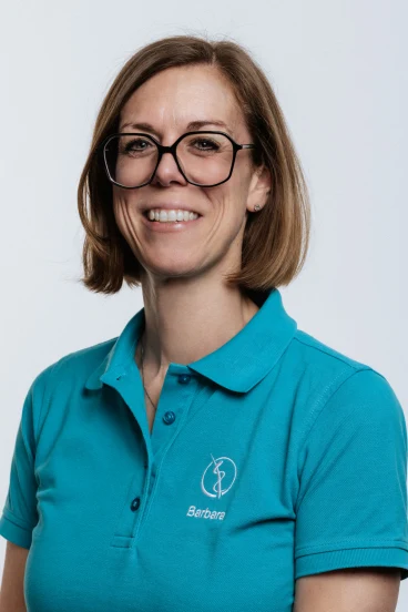 Dr. Barbara Kopp im türkisen Praxis-Shirt