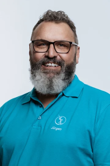 Jürgen im türkisen Praxis-Shirt